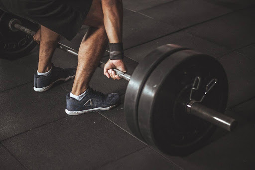 Man setting himself up for doing RDL, romanian deadlift.
